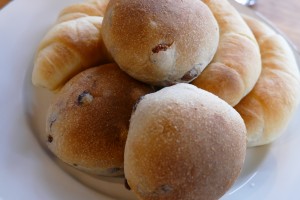 朝食のパンは、手作り天然酵母のパンが千葉から届いてました。