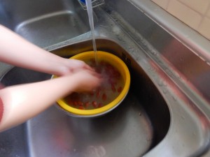 カカオ豆を熱めのお湯で洗います。